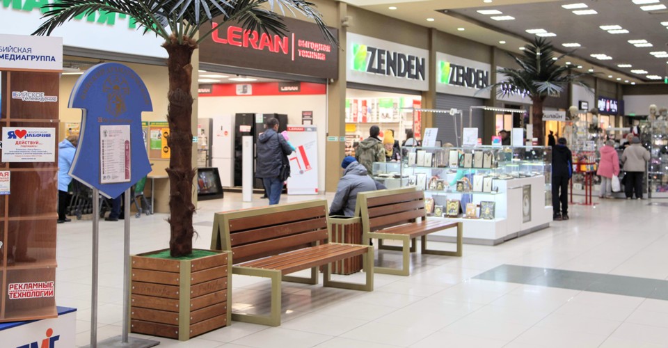 Скамейки и урны с логотипом торгового центра