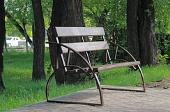 Изображения уличных скамеек в парке летом