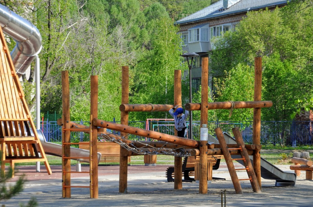 Варианты детских игровых площадок из древесины