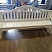 Деревянная скамейка "Кантри" белая с подлокотниками Фото, характеристики, цены.